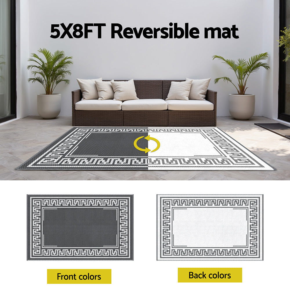 Diagram comparing the outdoor rug's dark front and light reverse colourways.